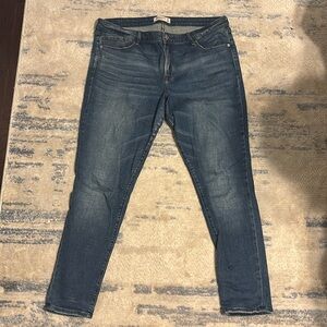 Abercrombie super skinny Mid Rise Jean Size:33